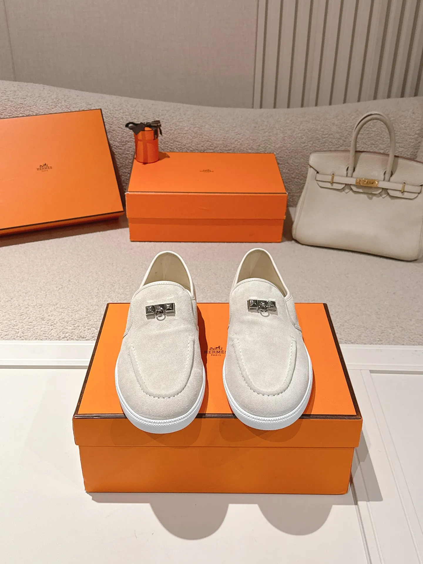 Men's Men's Shoes 600💰 Hermes# Couple Studded Loafers Calfskin and suede goatskin lace-up free sneakers with signature "H" detail. The design is simple and smooth, creating a fashionable urban look. It is comfortable and versatile. H family classics are not outdated, and the delivery counter is exquisitely packaged🛍📦 Fabric: Original customized imported first-layer cowhide/cow down Lining: Imported soft sheepskin Sole: Original open-molded anti-slip TPU material Size: 35-45